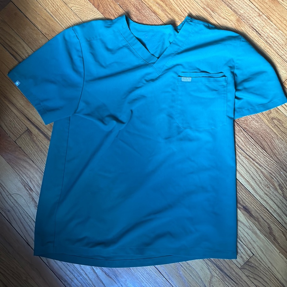 Figs men scrub top and bottom. Hunter Green.